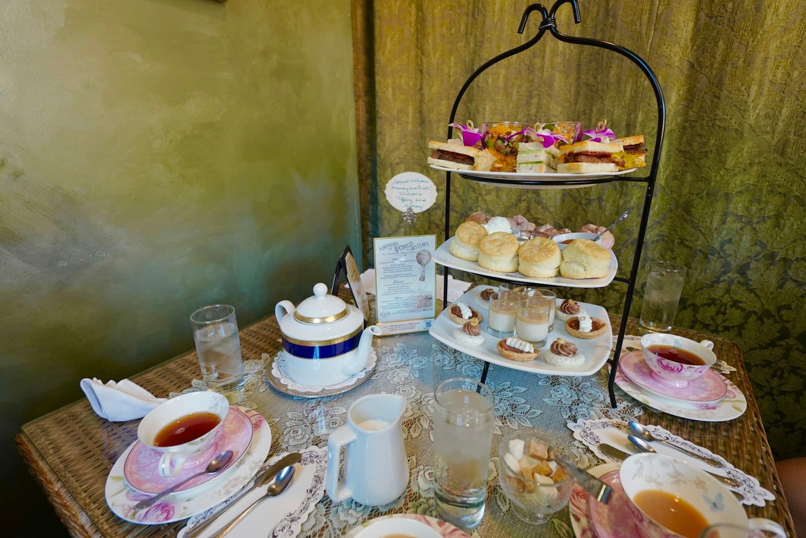 Afternoon tea med etasjefat, scones og tekanne