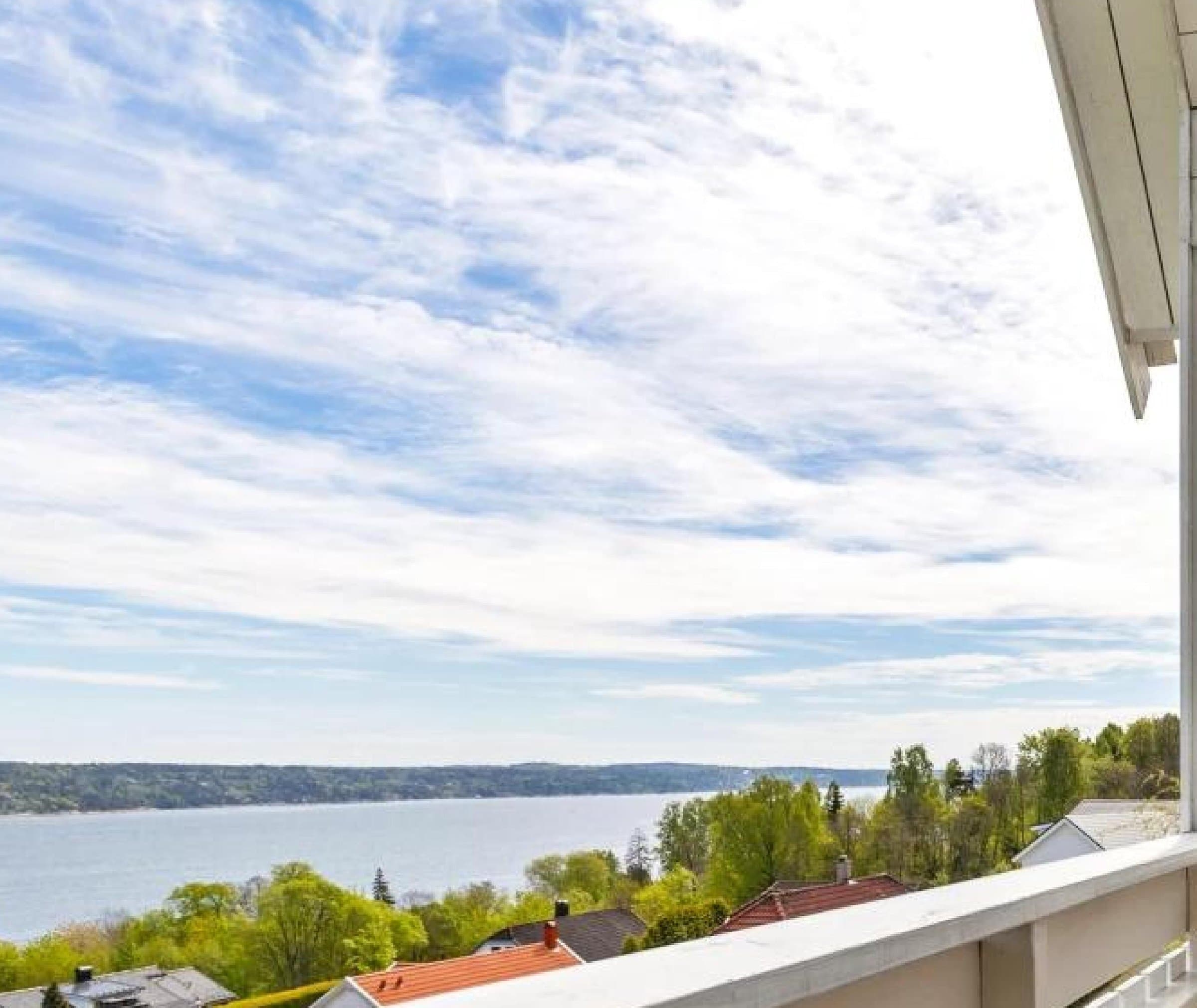 Utsikten fra verandaen på Solbakken 14 — Oslofjorden og nabolaget på Storsand en klar vårdag (foto fra salgsoppgaven for huset)
