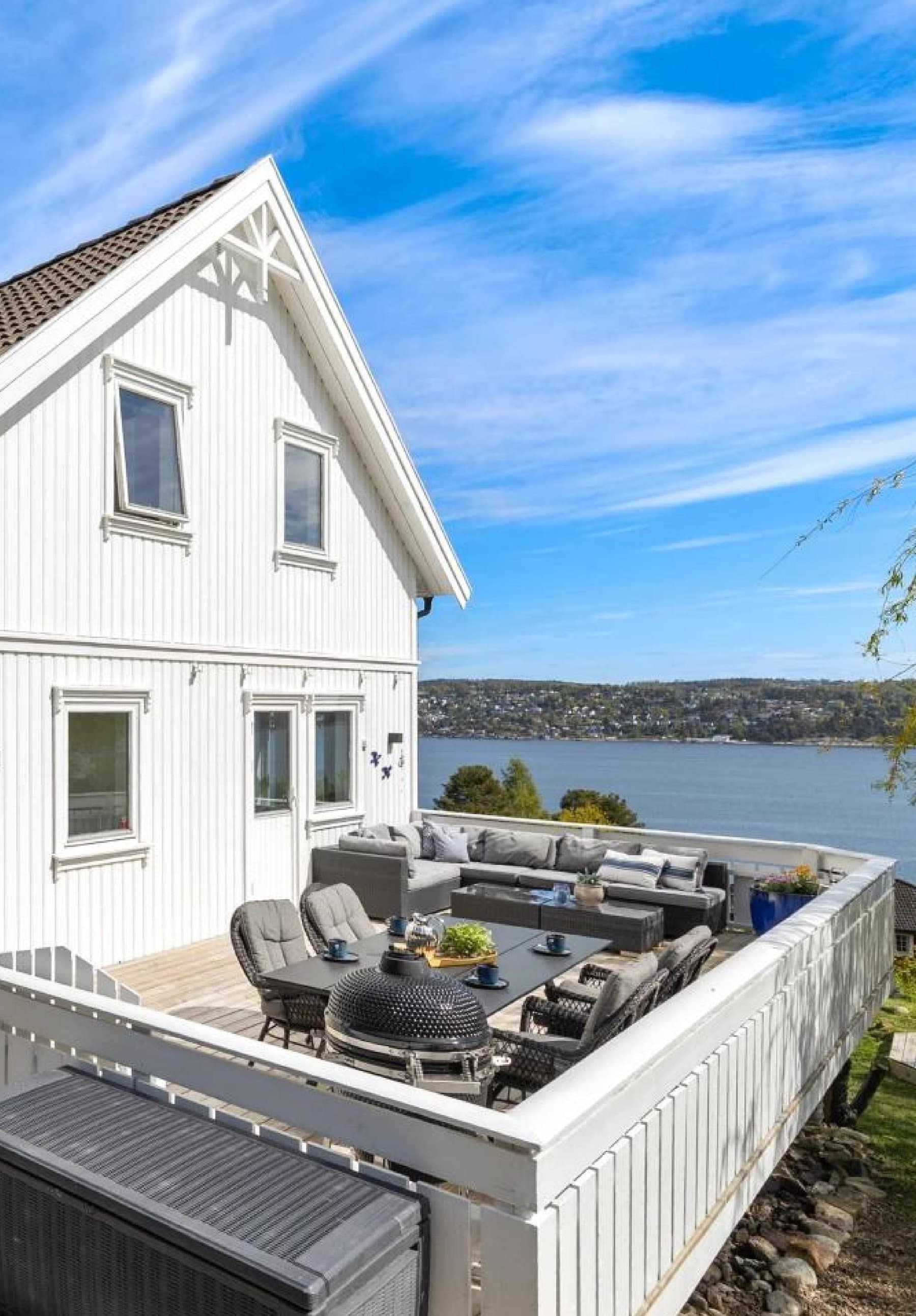 Det hvite huset med terrassen og Oslofjorden i bakgrunnen