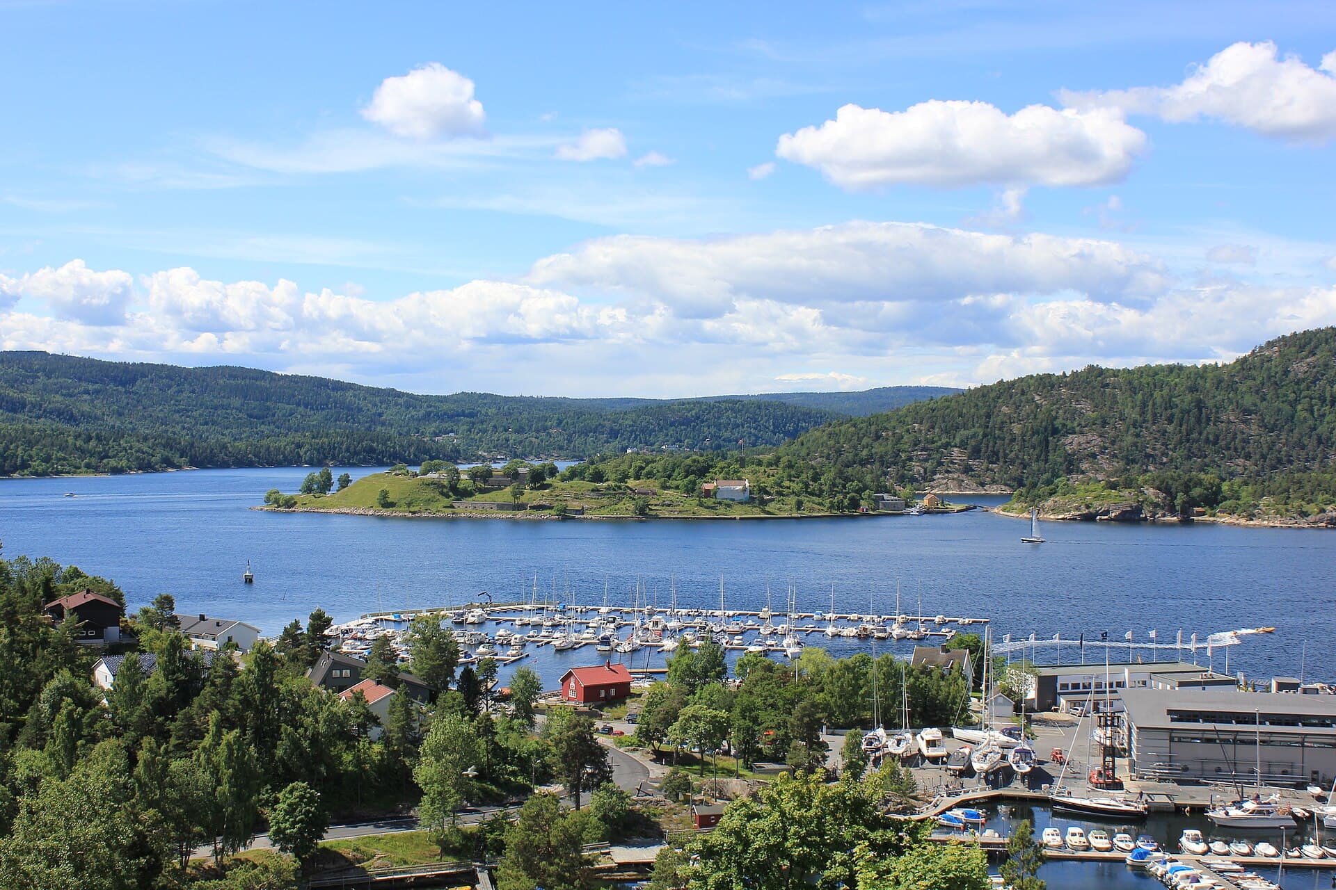 Oscarsborg festning og Drøbaksundet i sommersol, med båthavnen i forgrunnen