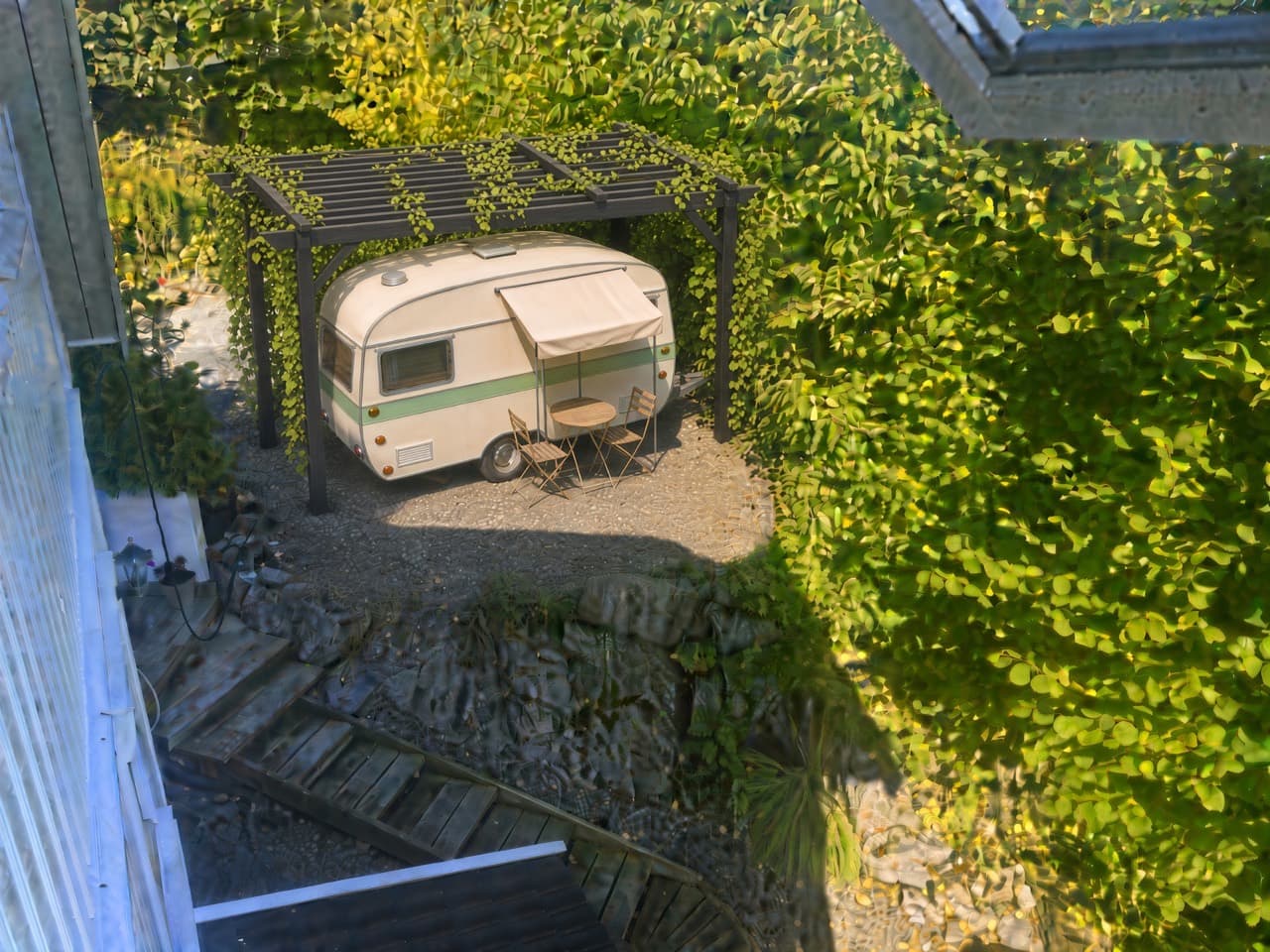 Den retro campingvognen under pergolaen i hagen på Solbakken 14